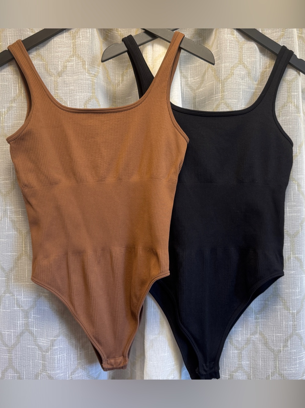 Ribbed Scoop Neck Bodysuit - Black & Brown